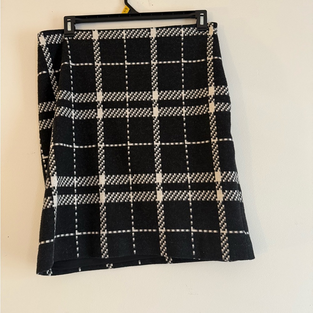 Black and white pencil skirt 
Michael Tyler size 12